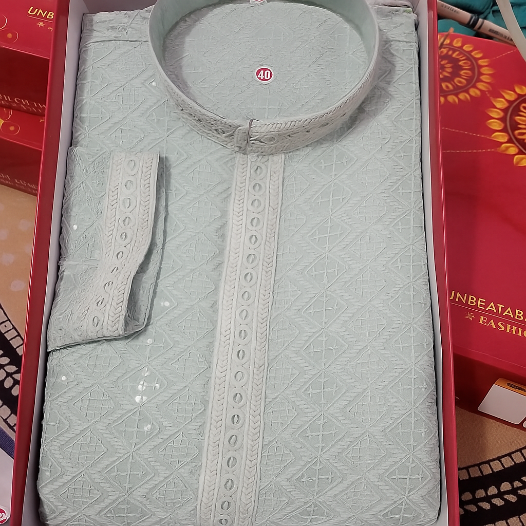 Light gray embroidered kurta with a matching一个问题圆领衬衫 in a red box.